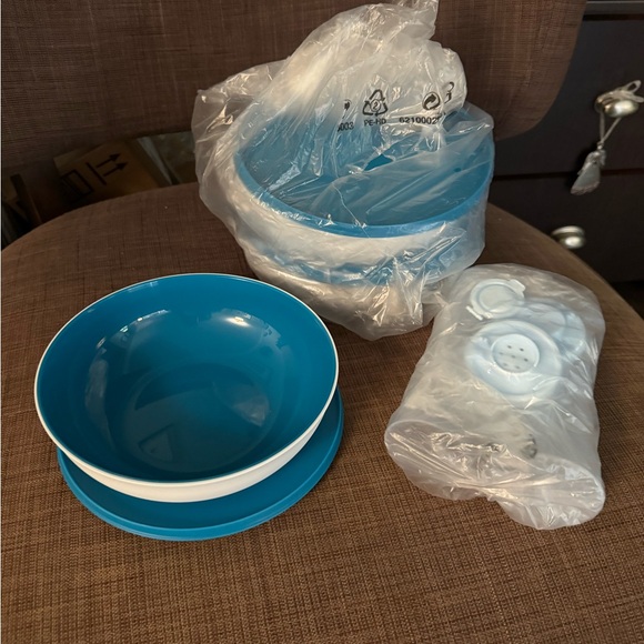 New Tupperware Serving Set - Picture 4 of 5